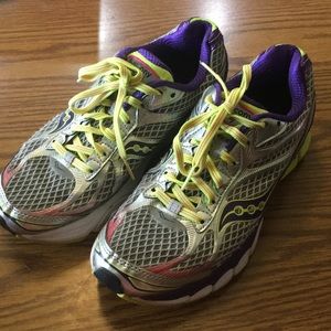 Women’s 8.5 Saucony Tennis Shoes